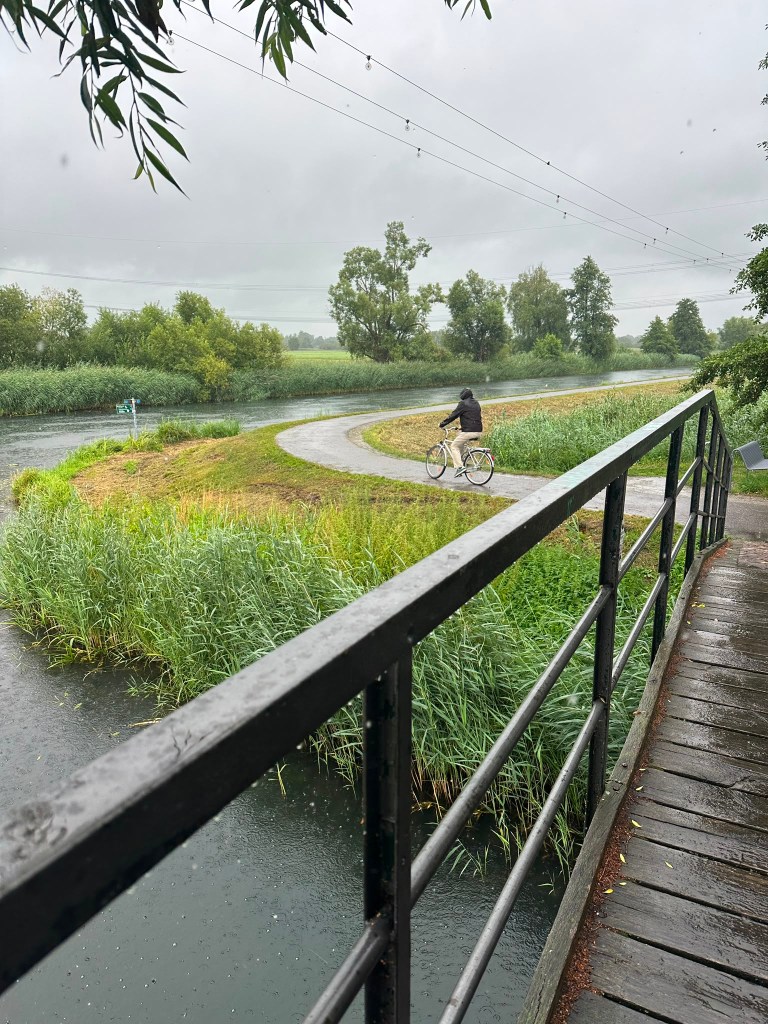 Brücke im Regen an einem Fluss