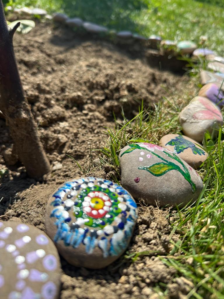 Bemalte Steine im Garten