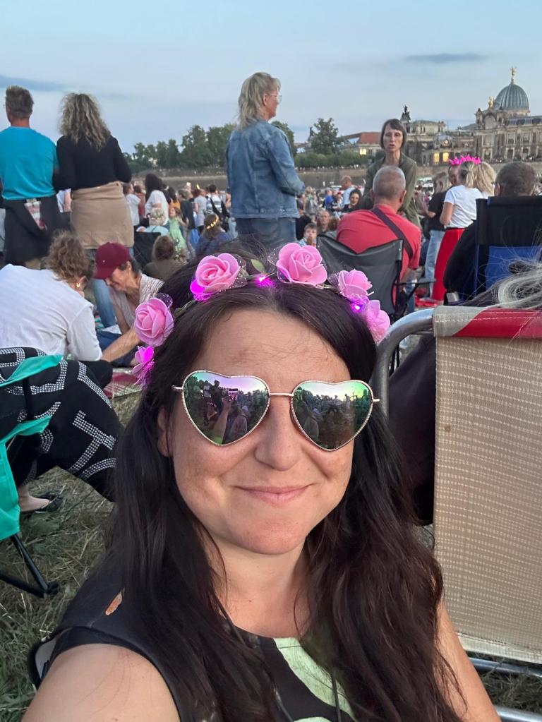 Frau auf Konzert