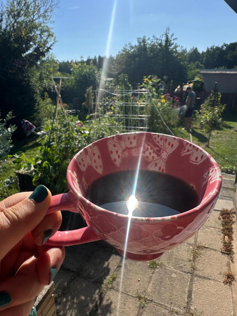 Kaffee in rosa Tasse