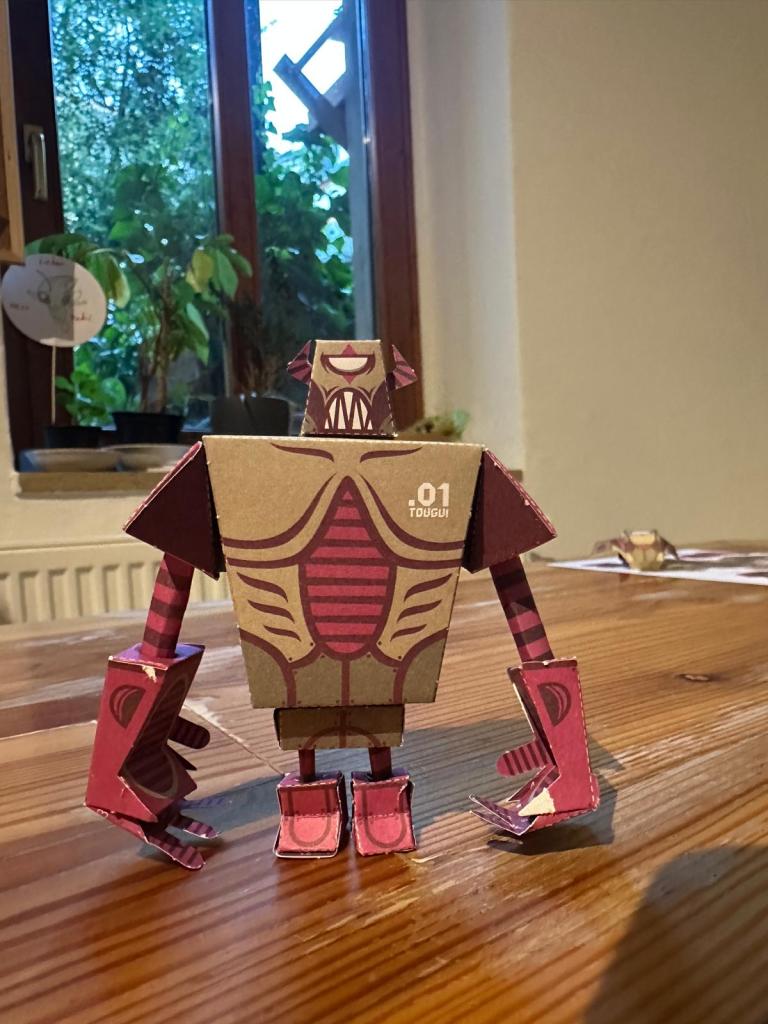 Aus Papier gebastelter Roboter