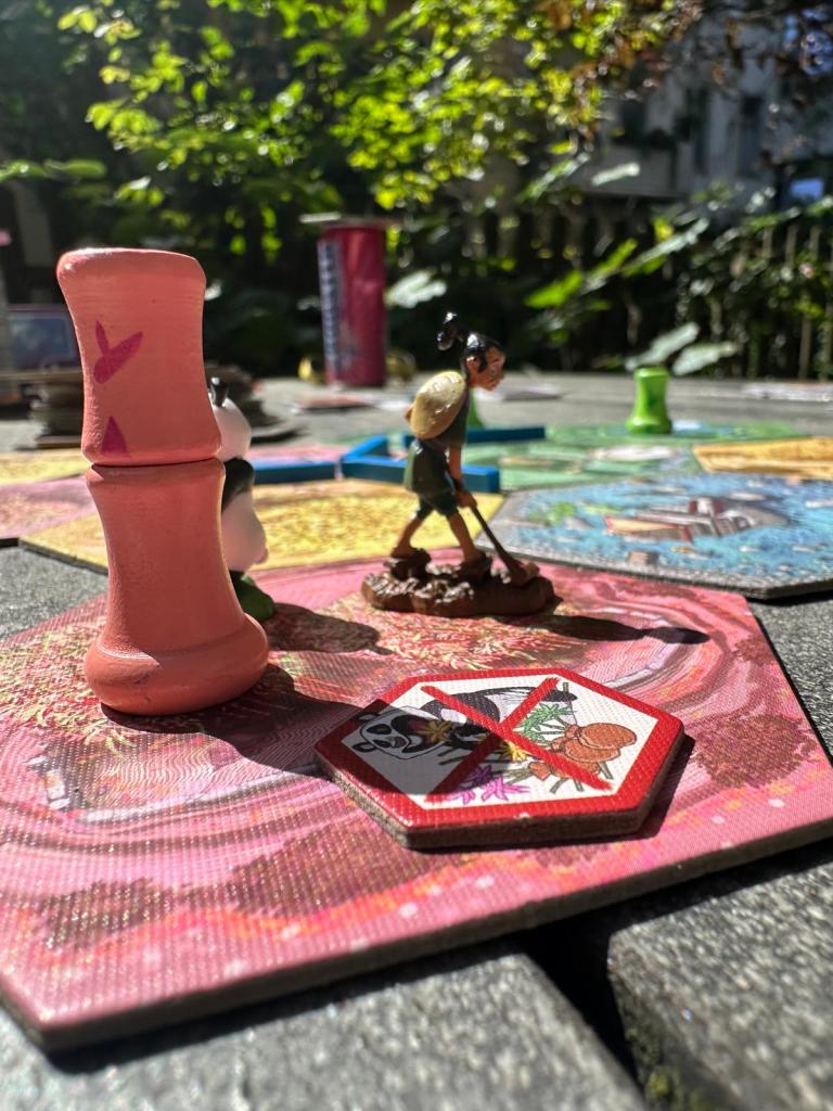 Brettspiel mit buntem Bambus und Gärtnerfigur