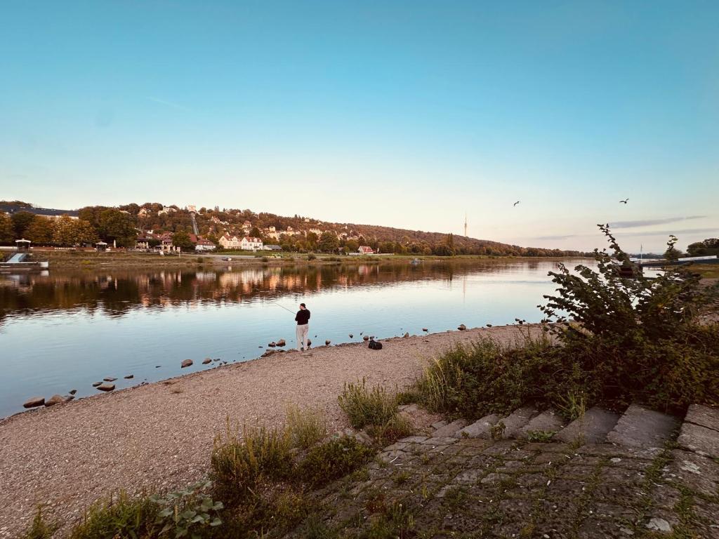 Fluss am Abend mit kleinen Bergen im Hintergrund