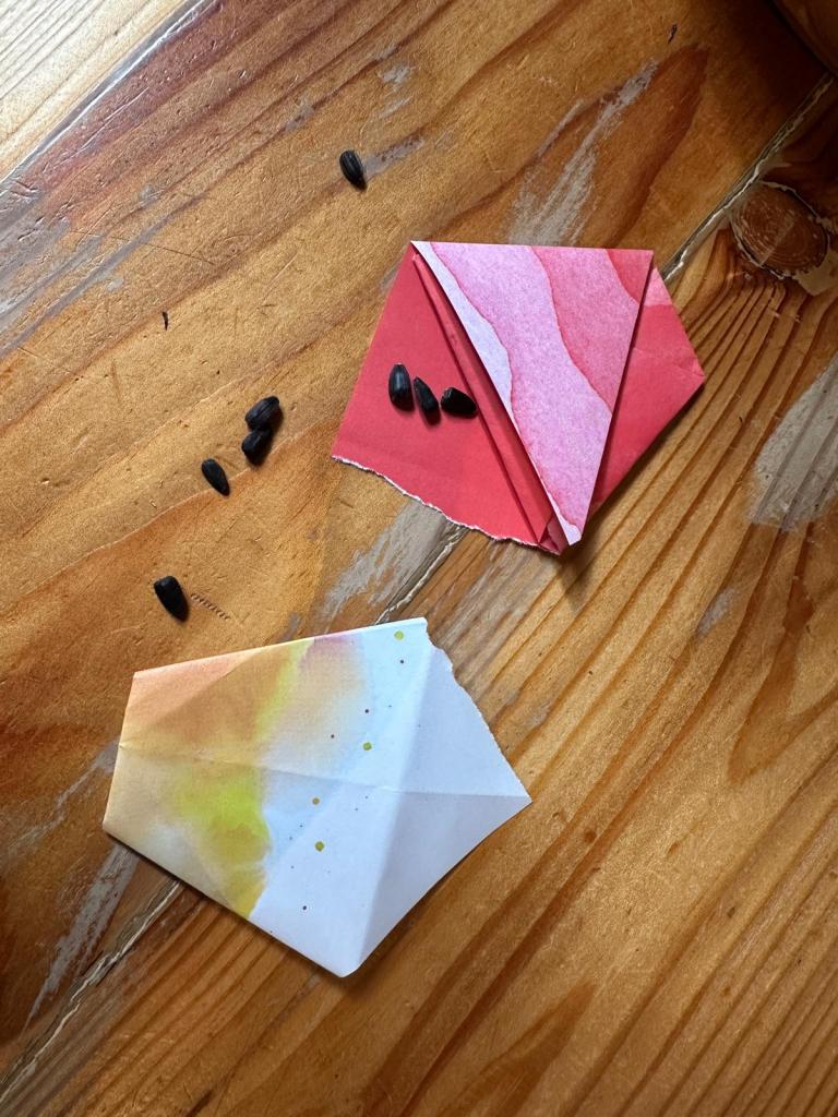 buntes gefaltetes Papier und Sonnenblumenkerne